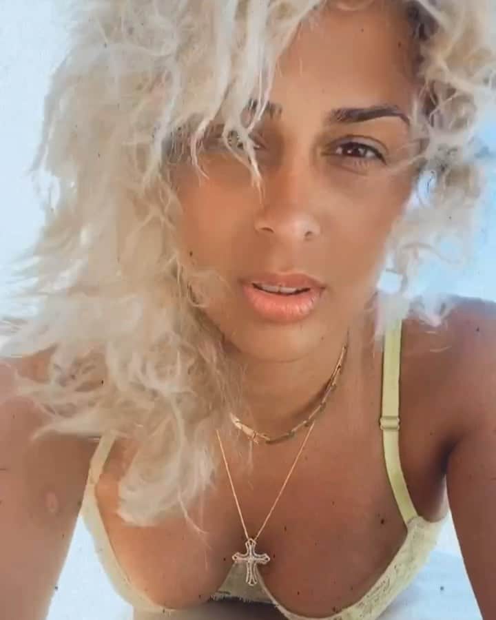 ベロニカ・ベガのインスタグラム：「I LIVE THE LIFE I DESERVE. BLESSINGS ON BLESSINGS 🙏🏽」