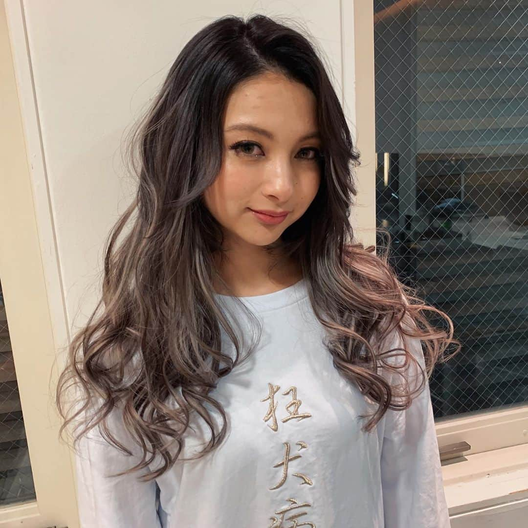 ゆきぽよさんのインスタグラム写真 - (ゆきぽよInstagram)「New hair💇🏼‍♀️💗. . . 今回もロイヤルグレージュ❤️. 鬼ハマり気に入ってる〜❤️. . . きっしー今回もありがとう☺️❣️. . . #グレージュ #ヘアカラー #エクステ #シールエクステ #ニューヘアー」3月26日 1時26分 - poyo_ngy