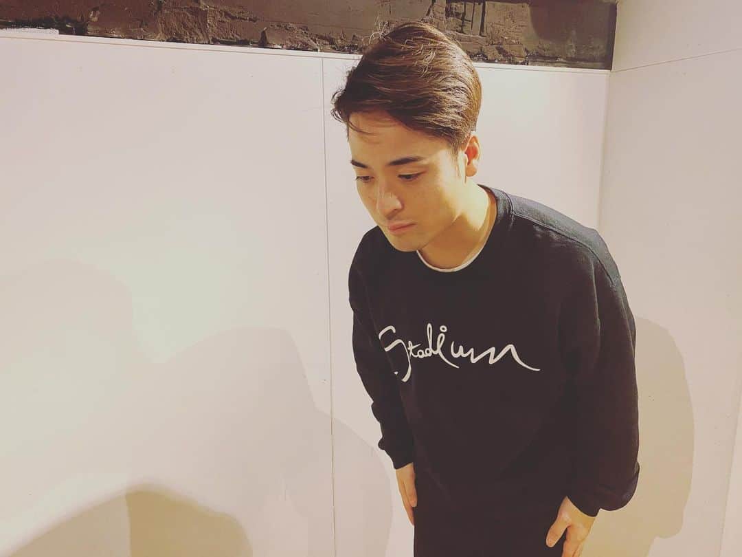 FISHBOYのインスタグラム：「3/27 に開催を予定していましたCRAZY ROLLERS ワンマンライブですが、新型コロナウイルスの件に対して万全の体制を整え、ライブ&ライブ配信の形を取り計画通り開催する予定でございました。 . ですが、3/25の小池都知事の記者会見にある通り、感染爆発の重大局面を迎えているということでスタッフ、ゲスト共演者の方々とも協議した上で今回は無観客での完全生ライブ配信という形を取らせていただくことになりました。 . 楽しみにしていてくださった方々。大変申し訳ありません。 ですが、、、このまましゅんとしているわけにはいきません。 . チケットは全て返金させていただいた上で、、、無料で！！！爆烈ライブ配信をしたいと思います！！！. . ・イベントは開催いたしますが観客は入れない無観客イベントになります . ・指定のyoutubeチャンネルでライブ配信をいたします。どなたでも見れます。URLは二人のSNSやDPRIDEのHP、peatixのお知らせで公開いたします。 . ・事前にチケットをご購入いただいた方には返金の手続きをさせて頂きます。 . ・物販はオンラインセレクトショップ『ワカモレ』にて販売いたします。（当日掲載されます）ぜひ、、！！！ . ・こんな時こそPOWER of ENTERTAINMENT！ . ぜひ！！！！ #crazyrollers」