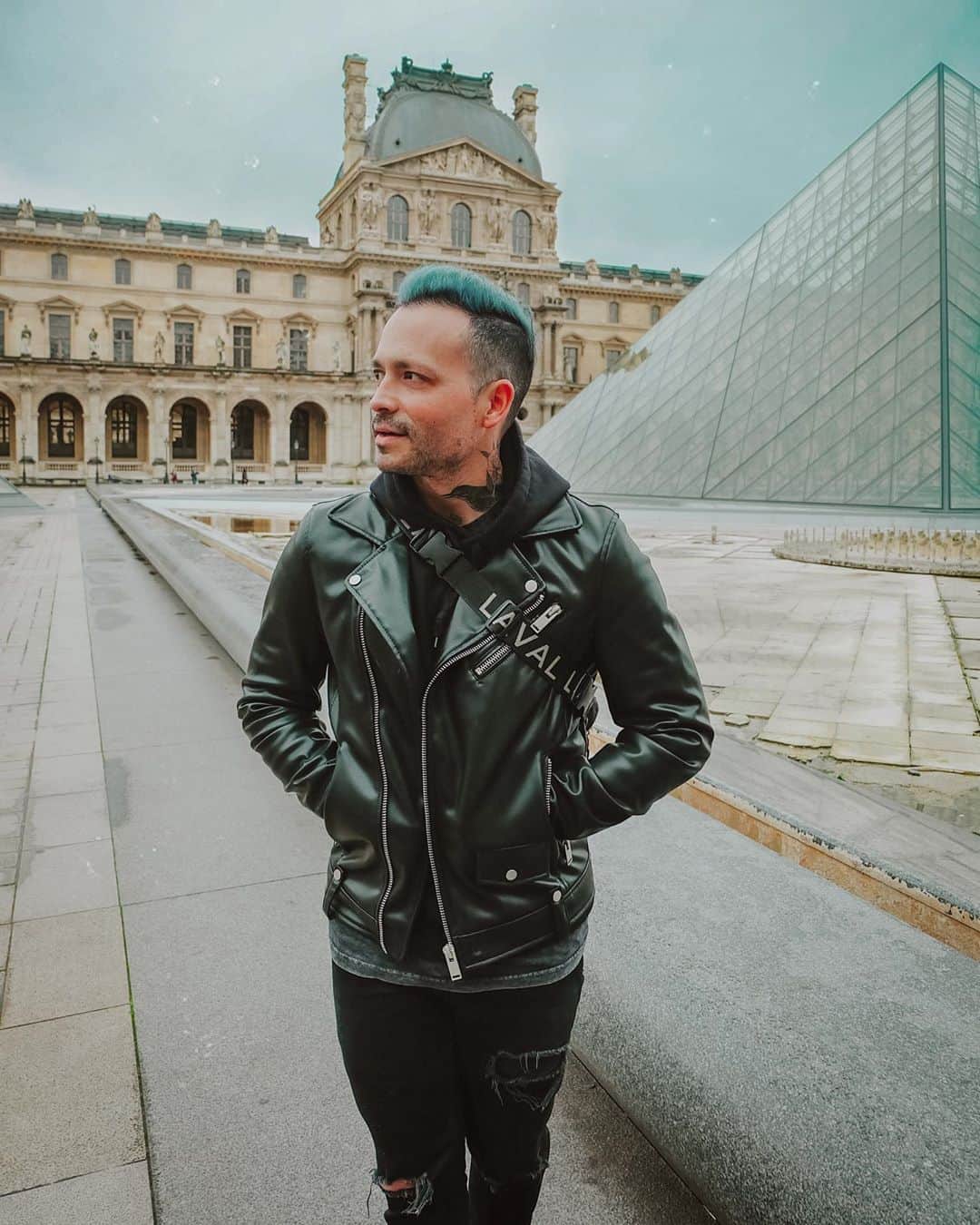 ニック・マーティンのインスタグラム：「Hey everybody! Wanted to check-in and see how everybody is doing with everything that’s currently going on. What have I been up to? Jenna & I were in Paris and had to cut our trip short with everything that had transpired. But, we got home with no issues & still enjoyed our quick trip. We’re healthy & enjoying our time home together. I’m currently reading a lot, writing a lot, working on personal projects, playing GamePigeon games through text message, and holy hell.. “TIGER KING” ON NETFLIX BLEW MY MIND 🤯🤦🏻‍♂️ Just wanted to say I’m thinking about you guys & wanted to let you know that you’re not alone in these strange times. We’re all experiencing this together, navigating through it all, and dammit, we’re gonna get through the other side of this together. Much love to everyone ❤️ Now, tell me what you’ve been doing at home! What’re you watching? Taking up any new hobbies? Let’s chat it up..」
