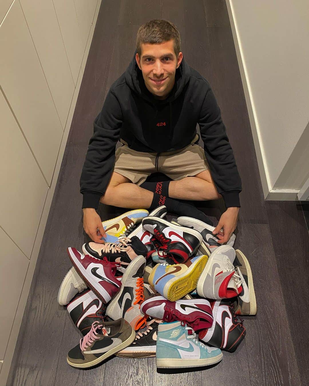 セルジ・ロベルトのインスタグラム：「As a big Nike Airjordan1 fan,  I would like to giveaway one new pair of airjordan sneakers to one of you😃. You just need to: -mention 2 friends -like the picture -follow my account  Winner will be announced on Friday! ✅ Good luck !  #airjordan1」