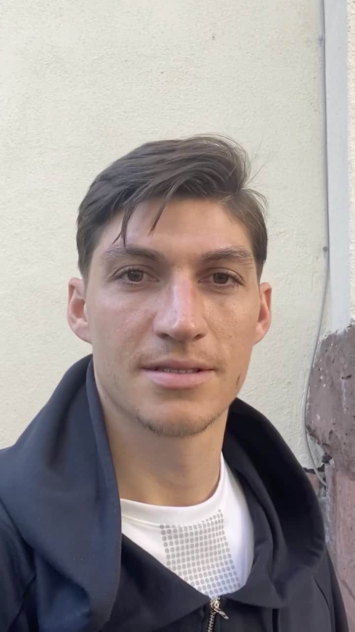 シュテフェン・ツバーのインスタグラム：「Gemeinsam mit den Jungs des Schweizer Nationalteams möchten wir ein Zeichen setzen und haben uns vom viralen Clip mit dem Song “Imagine“ inspirieren lassen. Diese Botschaft soll euch Mut und Hoffnung geben. Darüber hinaus spenden wir für den Schweizer Berufsverband der Pflegefachpersonen für die Anschaffung von dringend benötigtem Schutzmaterial für Pflegende. Wichtig ist jetzt, dass wir alle zusammenhalten und uns an die offiziellen Richtlinien halten. Bleibt also unbedingt zuhause, um euch und andere zu schützen und so den Virus zu bekämpfen. In diesem Sinne: Bleibt positiv, zusammen als #TEAM schaffen wir das! 🇨🇭⚽️💪#stayhome #flattenthecurve #weareone #protectyourselfandothers #socialdistancing #coroNO #natimitderschweiz」