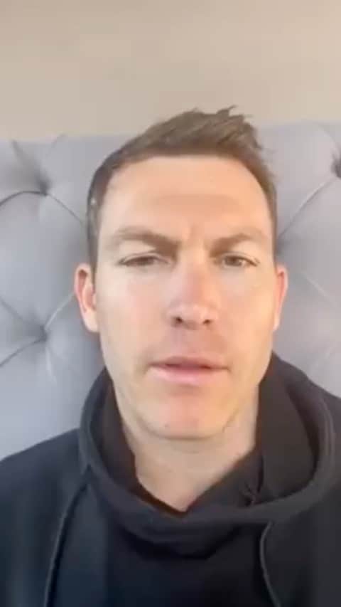 ファビアン・シェアのインスタグラム：「Gemeinsam mit den Jungs des Schweizer Nationalteams möchten wir ein Zeichen setzen und haben uns vom viralen Clip mit dem Song “Imagine“ inspirieren lassen. Diese Botschaft soll euch Mut und Hoffnung geben. Darüber hinaus spenden wir für den Schweizer Berufsverband der Pflegefachpersonen für die Anschaffung von dringend benötigtem Schutzmaterial für Pflegende. Wichtig ist jetzt, dass wir alle zusammenhalten und uns an die offiziellen Richtlinien halten. Bleibt also unbedingt zuhause, um euch und andere zu schützen und so den Virus zu bekämpfen. In diesem Sinne: Bleibt positiv, zusammen als #TEAM schaffen wir das!🇨🇭⚽️💪#stayhome #flattenthecurve #weareone #protectyourselfandothers #socialdistancing #coroNO #natimitderschweiz」