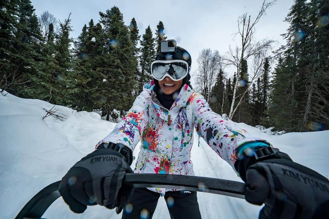 リサ・アンさんのインスタグラム写真 - (リサ・アンInstagram)「#throwback #March2019 #dogsledding  What an experience, from driving to dog sled to playing with the puppies @aksleddogtours was epic!  #Alaska #mushing #iditarod」3月26日 1時59分 - thereallisaann