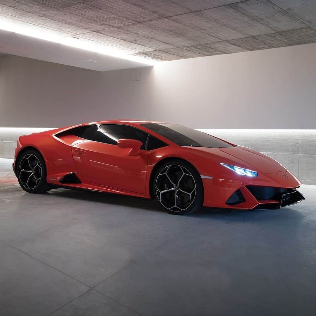 のインスタグラム：「Safety is paramount and staying indoors is the best way to do it.  This distancing becomes slightly easier if you have something extraordinary to look at - like the Huracán EVO.  #Lamborghini #HuracanEVO #EveryDayAmplified #IoRestoAcasa #StayHome #KeepItParked」