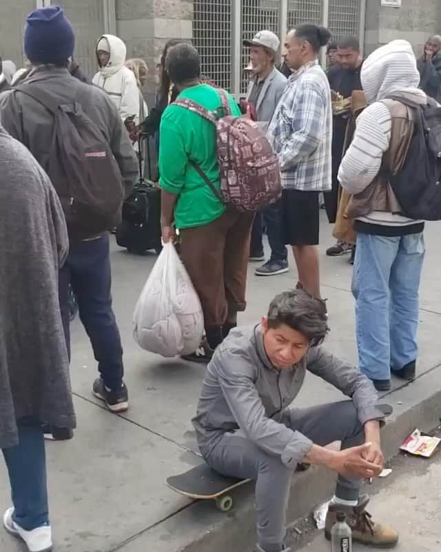 ベン・アフレックのインスタグラム：「@TheMidnightMission’s meal service lines tripled this past weekend. If you can, please join me in supporting. See the link in my bio to donate. ⬆️ #Repost @themidnightmission: This is the day… to help our neighbors. In the last 24 hours, our meal service lines have TRIPLED. Thank you go to our faithful donors who give even more in times of uncertainty. We appreciate you! To provide a financial donation through the website, go to  midnightmission.org/donate」