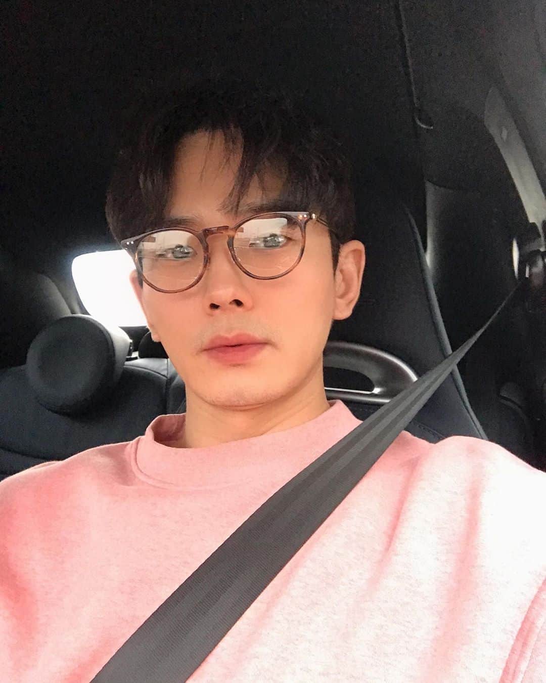 オン・ジュワンのインスタグラム：「오랜만에 안경쓰네~🤓 내일 비소식있으니 우산 챙기시고~ 기분 좋은 하루 보내길🙏 외출시엔 마스크~ 꼭 착용😷 난 차안이라서 안했을뿐~ 무조건 한다우😷」
