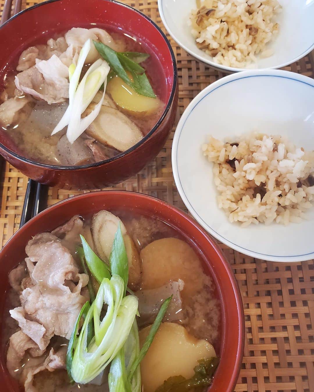 桃井かおりさんのインスタグラム写真 - (桃井かおりInstagram)「ポトフアレンジで豚汁に🤪いっぱいのゴボウと蒟蒻とポテトも食べれて、ほっとする朝御飯。炊き込みご飯少しだけ。残り物食べつくし😜 #la暮らし #かおり飯　#おいしい😋」3月26日 2時54分 - kaori_momoi