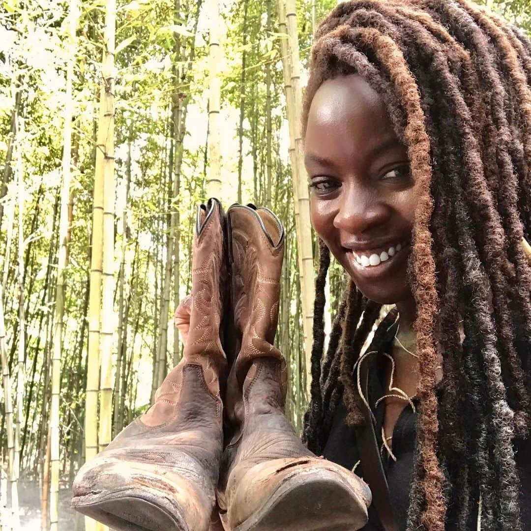 ダナイ・グリラのインスタグラム：「To My TWD Family -  Is it possible to feel your heart is broken and overwhelmed with love all at once? Leaving Michonne was one of the hardest things I have ever done. I am so grateful for the kindness, beauty, and generosity of love that I have received over the last couple of days. I have changed and grown living in this role which has been one of the greatest privileges of my life to play. The astounding #WalkingDead fandom who supported the characters we created and the world we strived to bring to life are the ones who made this incredible journey possible.  To receive so much love from you means everything to me.  Thank you to the amazing cast and crew I had the pleasure and honor to work with to tell this story. SO many incredible human beings. I leave knowing with every ounce of my being how hard it is to find that type of community and connection. People who have your back, true collaborators who are pursuing the story above all things and who are pouring it out with love and abundance.  The balm in it all is this amazing family I have gained. Everyone, from Andy Lincoln to every last faithful fan, everyone is #TWDFamily, and I am so thankful for that family. And I know it never stops. We will continue to grow and be together in various ways along the journey. We have touched each other. And so, it never ends.  Thank you so much for the videos and tributes; for all the messages of love and support. For sharing what #Michonne meant to you. They have enriched me so much during this difficult time in the world. I cannot express my love and gratitude enough.  Always, Danai」