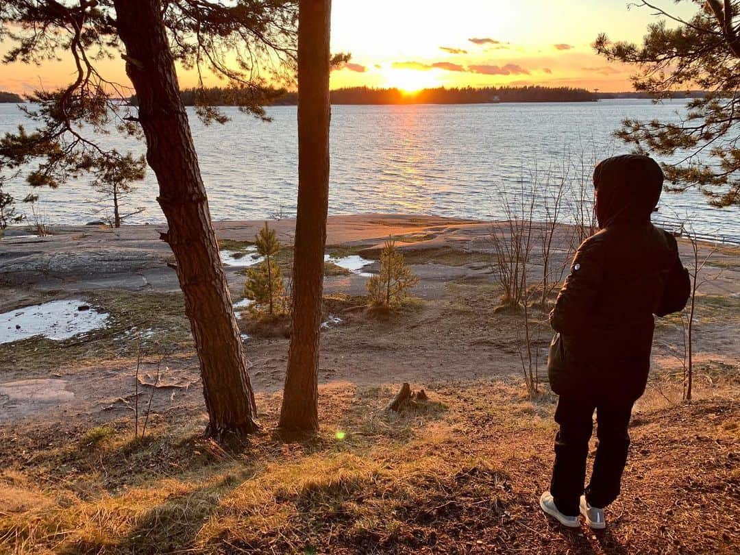 ラウラ・レピストのインスタグラム：「Just nyt kiitollinen siitä että voidaan liikkua vapaasti ulkona.🌿🌾 Kuvitteletteko jo sitä miten elämä poikkeustilanteen jälkeen jatkuu? Onkohan meillä taas heti yhtä kova jatkuva kiire?❤️ . . #justathought #kiire #luonto #nature #recharge #coronavirus」