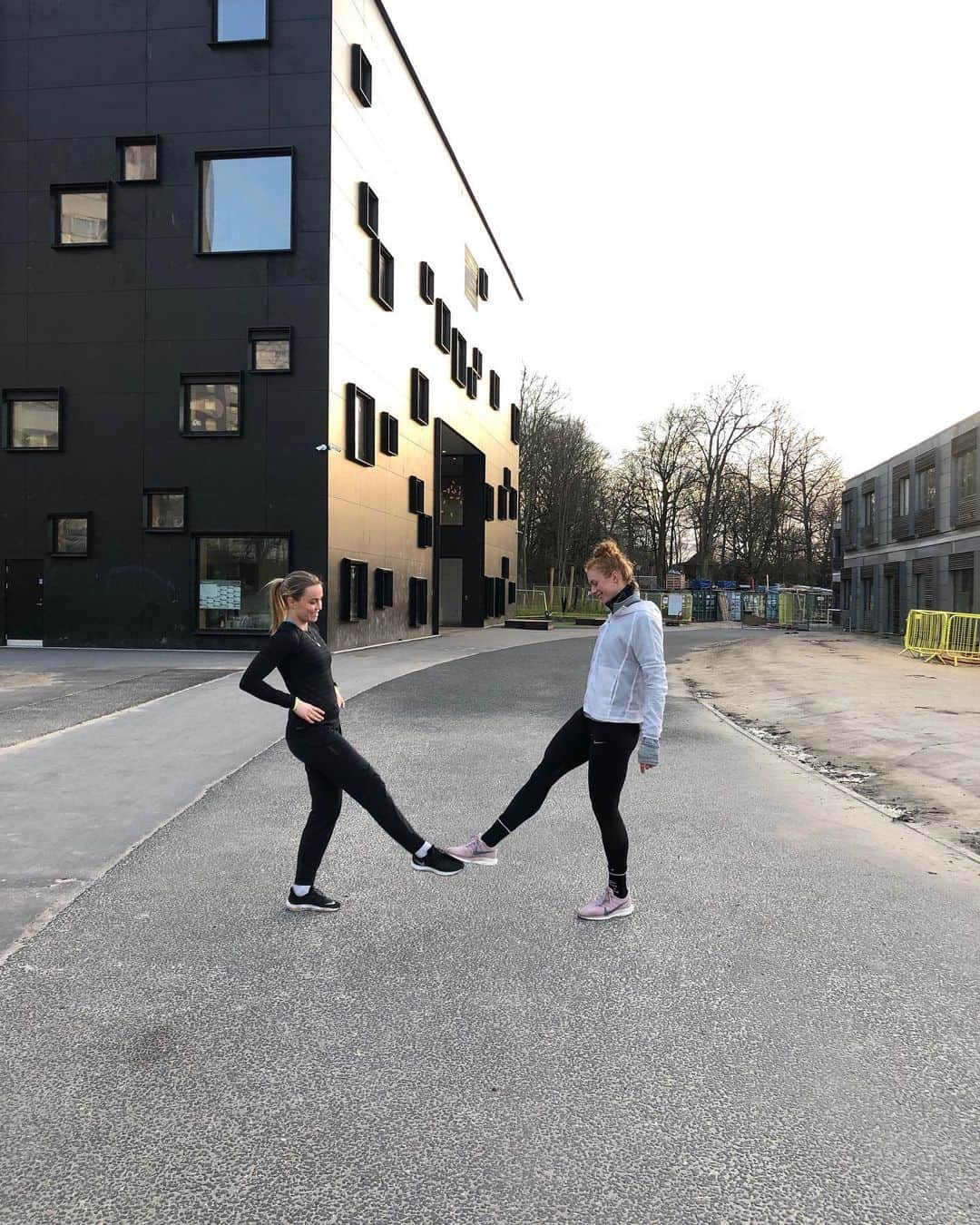 マチルドU・クラマーのインスタグラム：「Doing our best to keep calm and making the best of it 💪🏻 . . #trainingbuddy #coronahighfive #stayhome #staysafe❤️」