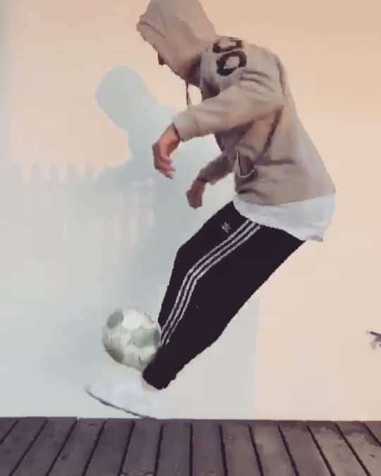 ニコライ・ラップのインスタグラム：「Stay home, stay safe & stay positive.  @adidas_de #hometeam」