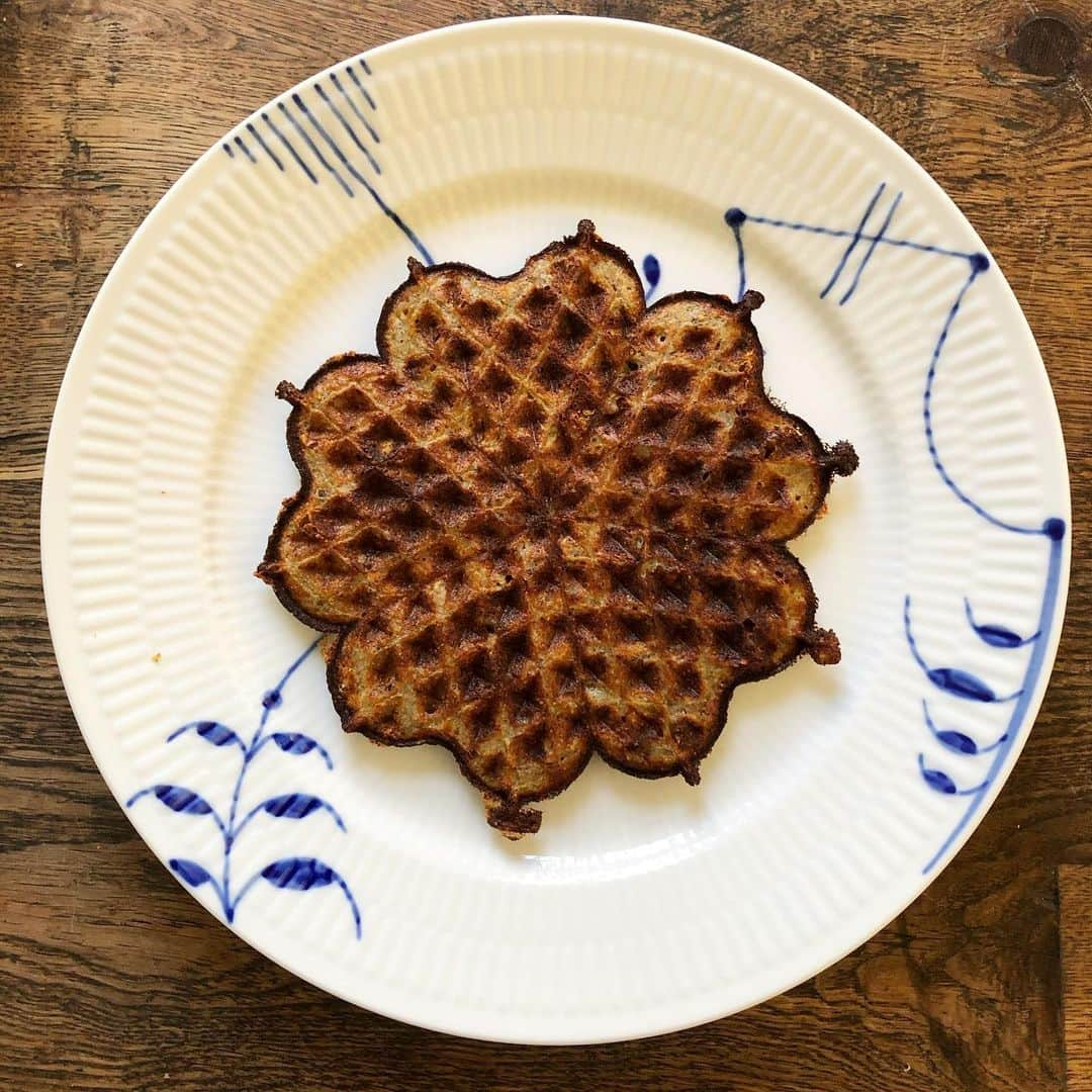 レイチェル・クーさんのインスタグラム写真 - (レイチェル・クーInstagram)「Following the Swedish tradition on the 25th March to make waffles I just had to make some (not that I need an excuse). With a crispy exterior and a soft centre my cheese, black bean and pea waffles were devoured by my 3 and 1 year old aswell as the grown ups.  Recipe originally in The Little Swedish Kitchen cookbook where I use butternut squash purée. Here I replace it with some tinned black beans I had leftover (175g) and cooked peas (125g) plus a generous handful of grated cheese (omit the cinnamon in the original recipe). I used buckwheat flour as I so happened to have it in the cupboard. Needed a glug more milk to get the batter to a thick double cream consistency. 👉 Click link in bio for the butternut squash waffle recipe. . . . . . . . . #rachelkhoorecipe #waffles #blackbeans #cheese」3月26日 3時14分 - rachelkhooks