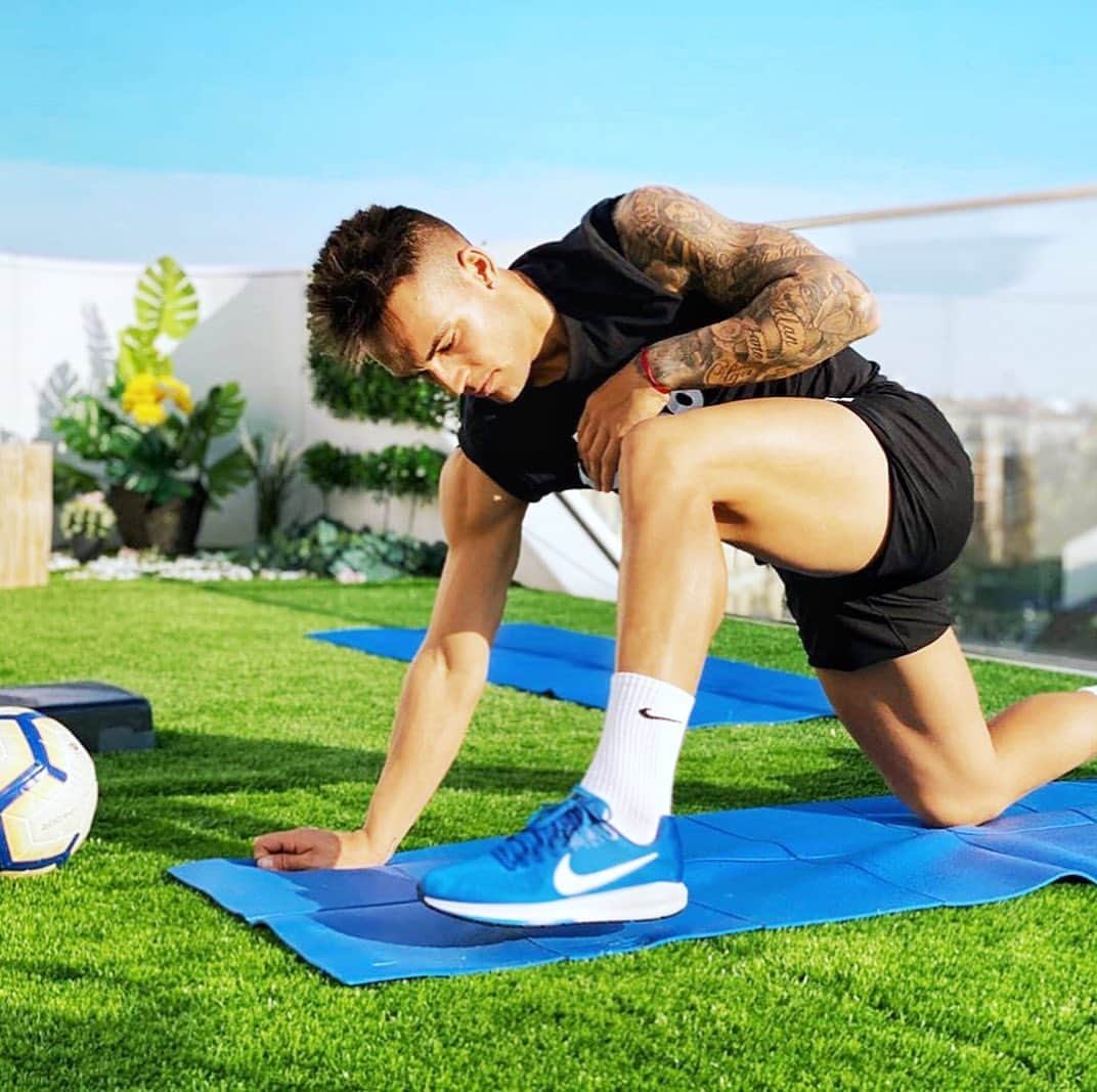 インテルナツィオナーレ・ミラノさんのインスタグラム写真 - (インテルナツィオナーレ・ミラノInstagram)「KEEP TRAINING 💪🏼🏠⚽️ Being a champion is all about commitment. With #Nike Training Club app you can choose the best workout for your goals. Now it’s your turn, share your workout with the hashtag #TrainWithInter #playinside #playfortheworld! #Inter #ForzaInter #Lautaro #NikeFootball #Football #Training」3月26日 3時25分 - inter