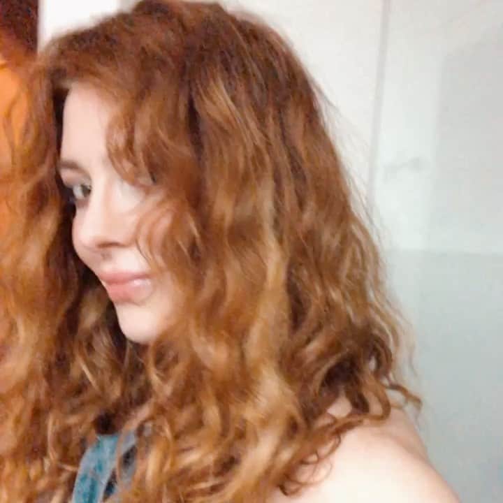 エレナ・サチンのインスタグラム：「Crazy to think that just 12 days ago I was in Mexico and had cute hair 🤯 #stayhome」