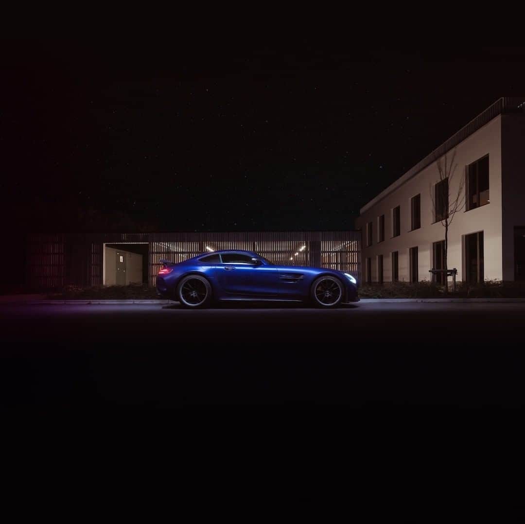 Mercedes AMGさんのインスタグラム写真 - (Mercedes AMGInstagram)「[Kraftstoffverbrauch kombiniert: 12,4 l/100 km | CO₂-Emissionen kombiniert: 284 g/km | amg4.me/efficiency-statement]  Add some light to a dark night with the Mercedes-AMG GT R Coupé. 📸 @rudolfvdv  #MercedesAMG #AMG #DrivingPerformance #GTR」3月26日 3時50分 - mercedesamg