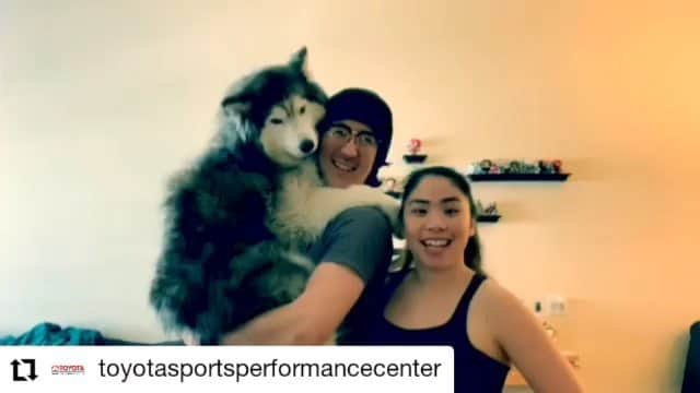 ベアトリサ・リャンのインスタグラム：「#Repost @toyotasportsperformancecenter • • • • • • Coach Bebe & Coach Galvani, along with pup Kaiya, show you a full workout in 60 seconds. (They take 60 seconds, you take 60 minutes!) Follow 👇🏼 *Do each exercise for 30secs each then rest for 1min. Do each interval set 3x.* 1) WARM UP/AGILITY -jump rope -ladder drills -stairs -cone drills  2) LEGS -squats -single leg lunges or pistol squats -abduction w/Resistance band OR clamshells w/o equipment -hamstring curls w/sliding discs OR glute bridges w/o equipment  3) ARMS *get creative to add weight to each exercise -bicep curls -tricep extensions -rows -cable extensions  4) CORE -plank hold -Russian twists/bicycles -cable rotations -leg raises  5) DANCE! There are plenty of free online dance classes available!  Tag @toyotasportperformancecenter & @bebe_liang with your at home workouts! Enjoy! ❤️」