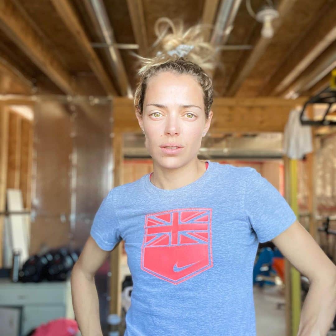 メリッサ・ビショップのインスタグラム：「This shirt is from the London 2012 Olympic Games. 8 years ago I made my dreams come true by being an Olympian. ⠀⠀⠀⠀⠀⠀⠀⠀⠀⠀⠀⠀ Coming out of 2012, I finished in the 30’s maybe, not making it out of the first round. I knew in my heart that my dreams were more than making the team, I needed a medal. ⠀⠀⠀⠀⠀⠀⠀⠀⠀⠀⠀⠀ 2016 I was close, a heart breaking 4th. ⠀⠀⠀⠀⠀⠀⠀⠀⠀⠀⠀⠀ 4 years later, a marriage, a child, and hella amount of hard work, the Olympics gets delayed a year. This will favour some and not others. But we can’t possibly compete safely in 2020. ⠀⠀⠀⠀⠀⠀⠀⠀⠀⠀⠀ The way I see it I just gained another year to get faster and stronger. Let the Tokyo 2020NE training begin, baby! ⠀⠀⠀⠀⠀⠀⠀⠀⠀⠀⠀⠀ #TOKYO2020NE #yabish #motherrunner #nike #fitter #faster #stronger」
