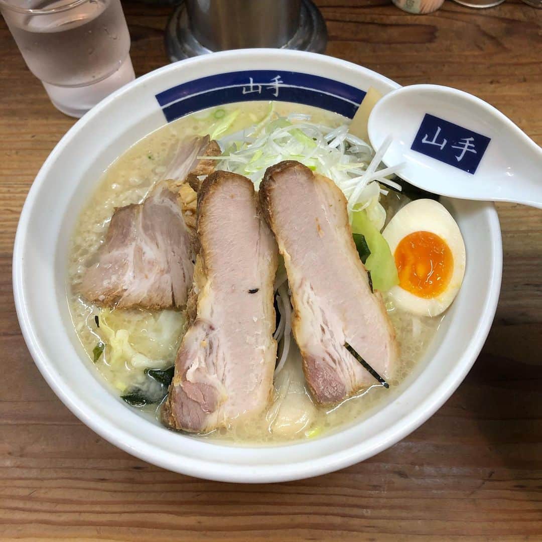 丸山ゴンザレスのインスタグラム：「ミステイク！ 久々の山手なのに 野菜をトッピングしちゃったよ。」