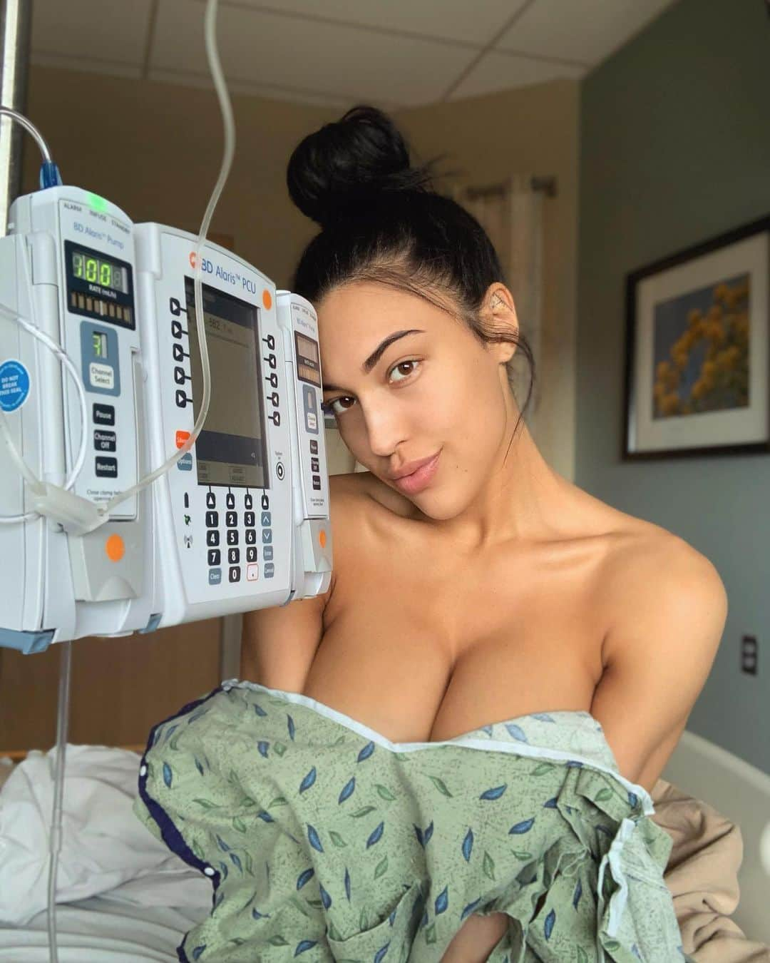 Rainey Jamesさんのインスタグラム写真 - (Rainey JamesInstagram)「Just got out of the hospital because I had a kidney infection that turned sepsis (blood infection) but even on my death bed I STILL created new content to keep you busy while in quarantine!😝 LINK IN BIO!💦」3月26日 4時30分 - badgirlraineyj