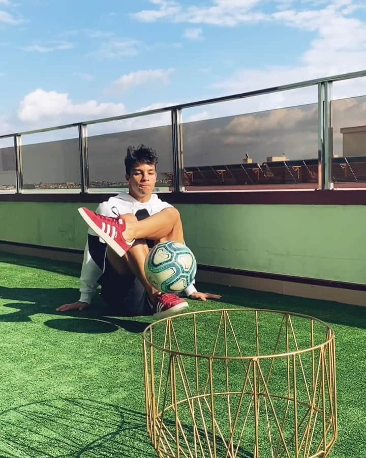 オリベル・トーレスのインスタグラム：「Por las mañanas me levanto y me dejo llevar... ¿Alguien puede descifrar cuál es la rutina? 🤪⚽️🧻🥎🍊#HOMETEAM @adidasfootball @adidas_es #createwithadidas」
