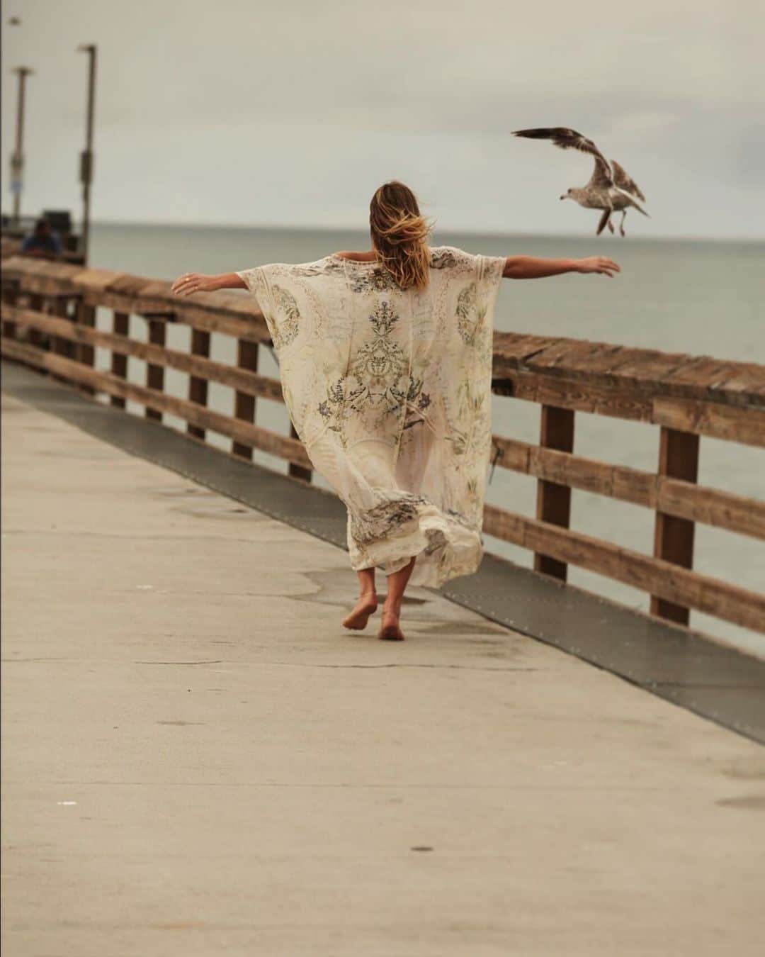 アシュリー・ハートのインスタグラム：「Trusting the beat of life and aligning with the heart, allows the experience of True Freedom. 🤍 ‘When the student is ready, the teacher will appear’.. Its the same as that book, that class, that friend, that opportunity, or even that message that pops up in your feed. When we’re ready, willing and awake to the blessings all around us, we realize every encounter has a gift to be exchanged. It doesn’t need to be some man in a white robe or on some sacred ground to deliver this message or teach us something. It’s everywhere and in everything. It is right here in the center of our hearts and in all living things. I don’t believe so much in coincidence these days. They say in the Veda, I’m ‘not surprised yet always amazed.’ There are these incredible moments in life that you couldn’t have written better yourself, when you are in the right place at the right time. That moment when you are receiving or giving the exact message that was needed, to keep things moving along the path or trusting your heart and Nature’s Divine Orchestration.  This path of surrender and deep listening, isn’t always easy. Yet what I’v found most helpful is being open to support from others that understand and are often on a similar path. That is why I want you to meet my amazing friend and mentor @liz_marz🧚‍♀️I don’t believe I chose her. It was something beyond us both that brought us together. She has had a profound impact on my life and I feel called now to share her with you. @liz_marz and I first met at my local yoga studio in Silverlake. She checked me into my class and I felt instantly drawn to her. She is beautifully rooted in connection to her body and spirit and she has an ease and self confidence in being nothing but who she is. These are the kinds of energies I’m attracted to and aspire to embody. Once, every so often, I would run into @liz_marz & it always seemed to be at very important junctures in my life when I was moving through major transition. Then there she was to say the perfect thing during a a brief run in to keep me believing in myself.  @liz_marz offered me a free introductory session to her mentor/coaching work, as she is for you today!!! (Read more in comments)」