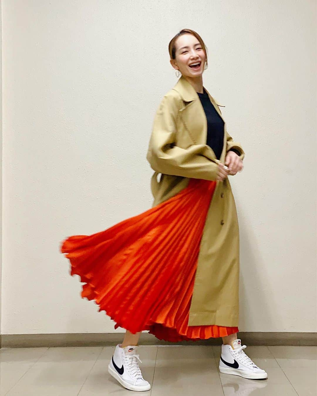 辻元舞さんのインスタグラム写真 - (辻元舞Instagram)「. トレンチと鮮やかカラーを合わせるのが好きです🍊 . Jacket#seanewyork Tops#uniqlou Skirt#unitedarrows Shoes#nike . #トレンチコート#スニーカー #coordinate#todayscode#code#fashion#ootd#instagood#happy#me」3月26日 14時08分 - mai_tsujimoto