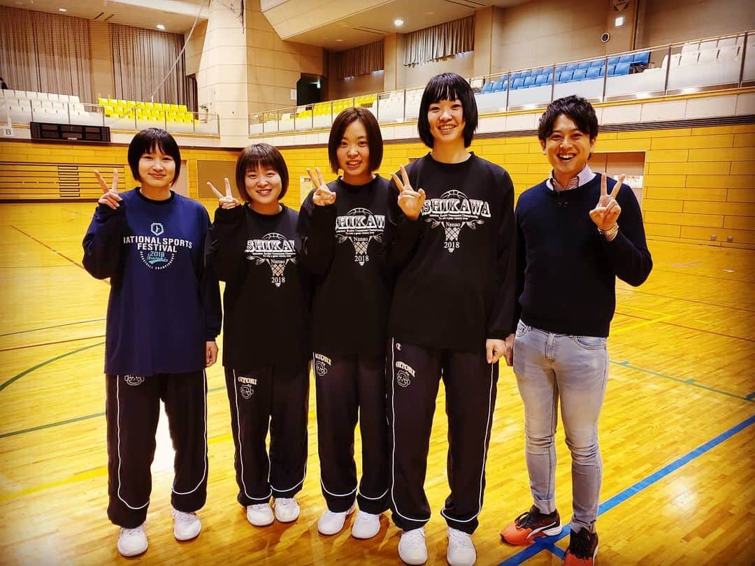 飯田嘉太のインスタグラム：「今年度最後のイイダスポーツ☝️ ･ ･ 本日の主役は僕の横にいる女の子☺️ ･ ･ 輪島市出身の山口奈々花選手はこの春、鵬学園を卒業💐 ④月から女子バスケットボール WリーグのアイシンAWウィングスへ🏀 ･ ･ 小･中･高と幼馴染の皆さんにもご協力頂き 取材させて頂きました🙌 ･ ･ 現在身長は180㌢ですがいつ身長が伸びたのか… 幼馴染だからこその面白いエピソードが聞けました😂 ･ ･ 夕方のニュースをご覧下さい😌  #石川テレビ #石川さん #livenewsit #イイダスポーツ #山口奈々花 選手 #輪島市 #ミニバス #輪島レッドイーグルス 出身 #鵬学園 #卒業 #女子バスケットボール #女子バスケ #Wリーグ #basketball #アイシンaw #アイシンAWウィングス #ルーキー #rookie #幼馴染 #✌️ #アナウンサー #announcer #飯田嘉太」