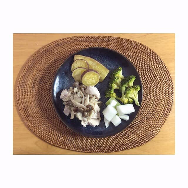 みのり(26)＠東京 ダイエットのインスタグラム：「お昼ごはん . . 胸肉 無限きのこ ブロッコリー 大根 さつまいも🍠 . . さつまいもは、ぽてちみたいに うすしお付けてる😻 . . 不要不急な外出は控えるときに限って、連休😆✌️ . たけまりさん ( @takemari1219 )のyoutubeみて 汗水流して、疲れて爆睡するという日々ですが 脂肪燃焼できてるぽいので、たけまりさんに感謝😊✌️ . . 食事と運動でアラサー健康ちゃんねる📺 30歳まで、D-25。(とかふざけてる場合じゃない) . . ◉ライザップ公認の紹介アンバサダーです。 〜紹介特典で、お安く入会できます〜 . ▶︎全国どの店舗でもOK ▷２週間のトライアルコースもあります(^_^)/ ▶︎カウンセリング予約前にご連絡ください . ◎入会やカウンセリングをお考えの方、 ご質問なども、DM✉️ください。 . ★トレーニング見学もできます★ . 📺RIZAP TVCM出演 🏅RIZAP BMG ファイナリスト2017.2018 . #rizap #ライザップ . #ダイエット #diet #ダイエット日記 #レコーディングダイエット #instadiet #ダイエット仲間募集 #ダイエッター #公開ダイエット  #昼ごはん #昼御飯 #lunch #昼ご飯 #昼食  #おうちごはん #糖質制限 #healthyfood #healthylifestyle #fitmeal #고구마 #oneplate #cleanmeals #lowglycemic」