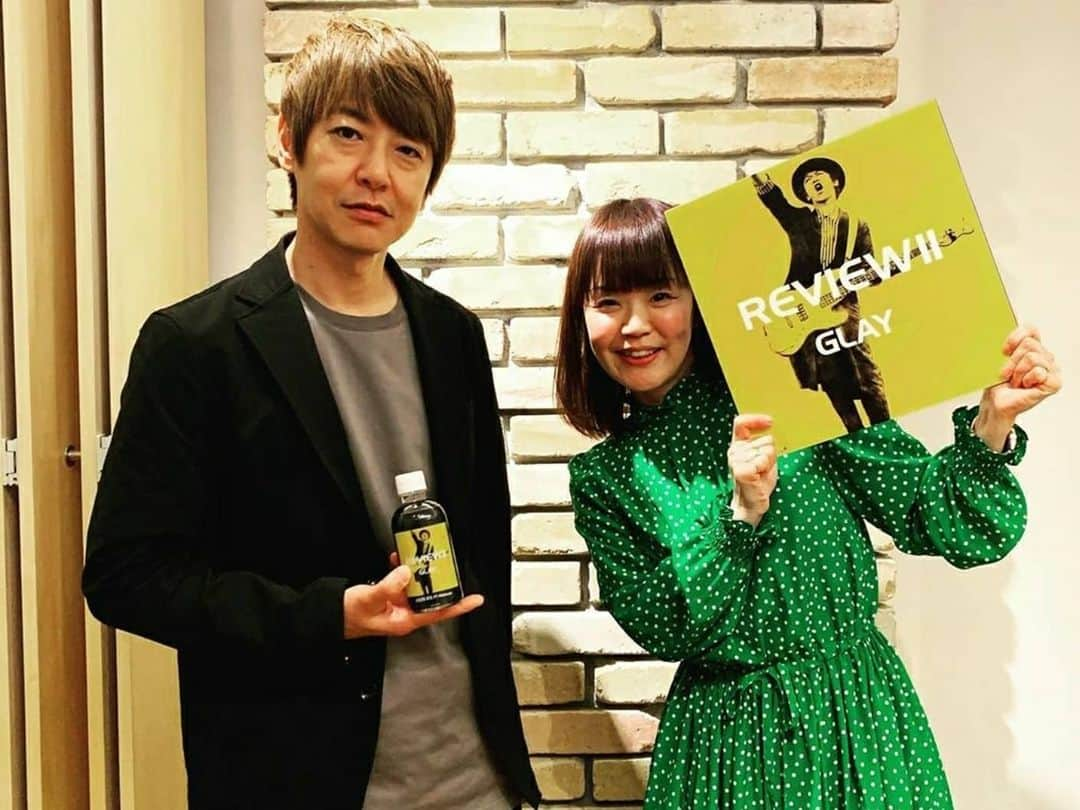 川原ちかよさんのインスタグラム写真 - (川原ちかよInstagram)「α-STATION (FM京都)﻿ SPECIAL PROGRAM﻿ 【REVIEWII～BEST OF GLAY～】﻿ 2020.3.23(月)22:00-23:00﻿ ﻿ まだradikoのタイムフリーで﻿ 聴いて頂けます！﻿ ﻿ GLAYのJIROくんと特番！　﻿ やれないことだらけの毎日だから﻿ 大好きな音楽が、バンドが、﻿ アーティストが、もうそれが﻿ たまらなくしみる！！﻿ ﻿ REVIEWII～BEST OF GLAY～﻿ ﻿ 皆が知ってる名曲の数々は、﻿ 私の、あなたの、﻿ 人生に寄り添う曲。﻿ ﻿ そのことに改めて気付く、﻿ REVIEWIIと共に、﻿ 番組もぜひお聴きください。﻿ ﻿ JIROくん、ありがとう！！﻿ 5月からのツアーで﻿ 必ずGLAYと会えると信じて。﻿ ﻿ また今日も頑張ろう。﻿ ﻿ #GLAY﻿ #JIRO﻿ #αstation﻿ #FM京都﻿ #川原ちかよ﻿ #春は必ず来る」3月26日 14時13分 - chikayo_baby