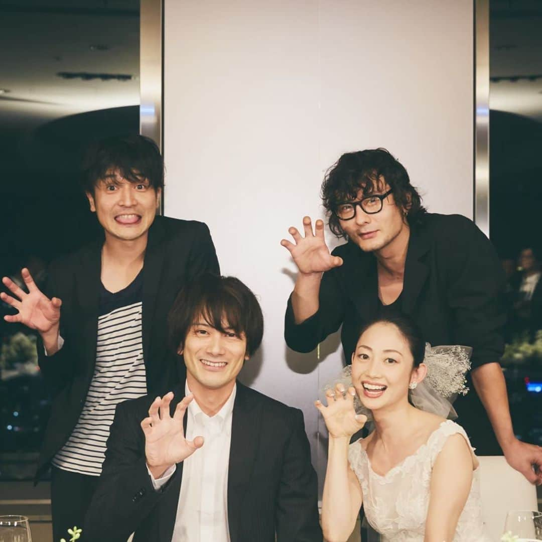 肘井美佳さんのインスタグラム写真 - (肘井美佳Instagram)「Related to the dress…this is a pic of my wedding party with GARO friends. ※The man sitting next to me is one of my old friends, not my husband.  前回のドレスの続き…２次会で、牙狼メンバーとの一コマ。 例のあの方が新郎席に座って下さいましたw 鋼牙とカオル、零くんとシグト。 ん？カオルはシグトに会ったこと会ったっけなぁ？  先月、夫婦で小西くんのライブに行きました。生まれてくる子供のための歌がありまして、涙腺崩壊。。 そして先日 藤田くんの舞台を鑑賞し、そのカリスマ性に圧倒されました。  お腹の中の方も両イベントをいたくお気に召したようで、終始ご機嫌で大暴れ。いい胎教になりました…あり牙狼！  牙狼、月光ノ旅人のDVDが到着！ オーディオコメンタリー付きでゆっくり堪能したいと思います。 たのしみ！  #weddingmemory #GARO #小西遼生 #藤田玲 #倉貫匡弘 #大先生は披露宴から来てくれました #月虹ノ旅人 #そろそろ体力をつけるために運動します #お散歩とスクワットがいいらしい #先輩ママからの安産のススメ」3月26日 14時14分 - mikahijii