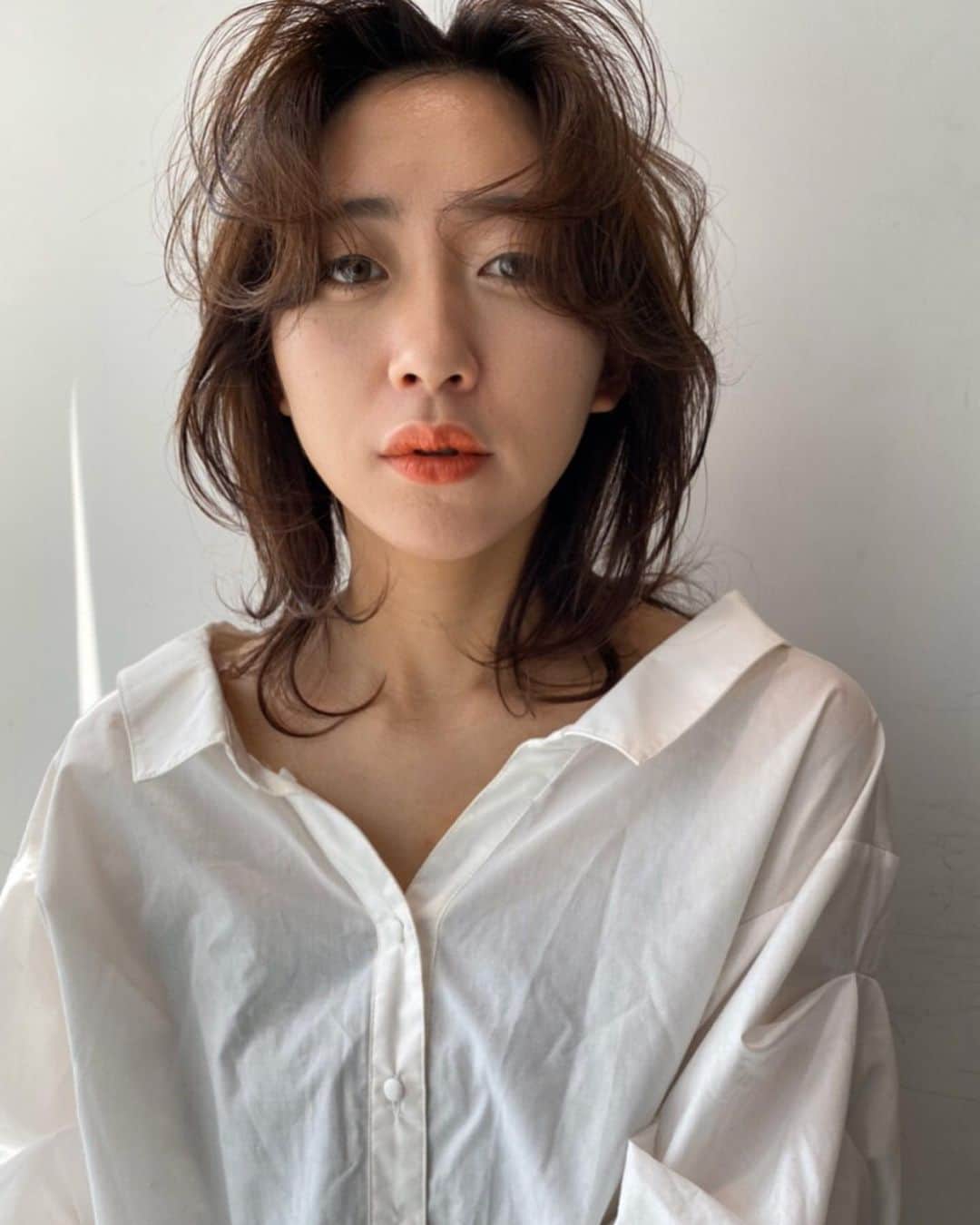 のインスタグラム：「#アンニュイ なモード📷 hair：@_alt_yanase_  ありがとうございます😊 髪色はベージュです🌸 ・ ・ ・ #なりたい自分になれる #あえてエフェクトはかけないでおこ #センター分け #好きですか ？#私もこの髪型好きです #渋谷美容室 #渋谷美容院 #オルト #ヘアーアレンジ #ウルフヘア  #ウルフ #shibuyatokyo #hairstyleposts #miaka」