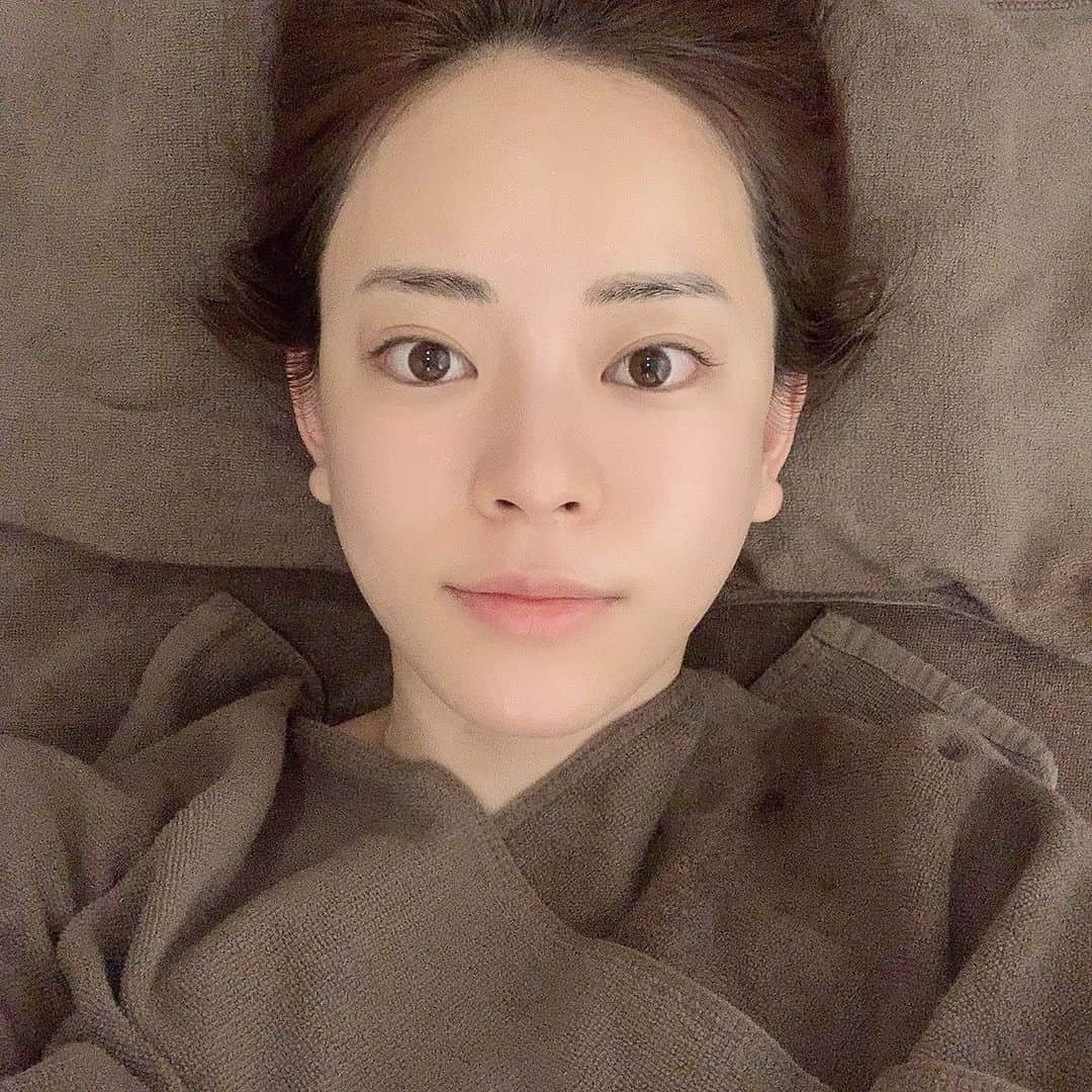 関根理紗さんのインスタグラム写真 - (関根理紗Instagram)「この前初めてかどもり先生に顔やってもらいました✌️ やっぱりやってもらった後はスッキリするし、目が開くよね！ 引っ張り上げられてる感じになって、頭皮もちゃんとお家でマッサージしよってなる🥺  そして誕生日のお祝いまでしてくれたし、お話面白くて楽しかった✌️ お家に引きこもる前にやってもらえてよかった😭  #kadomori #美容鍼　#ハリネズミ美容鍼 #開眼」3月26日 14時23分 - sekine.risa