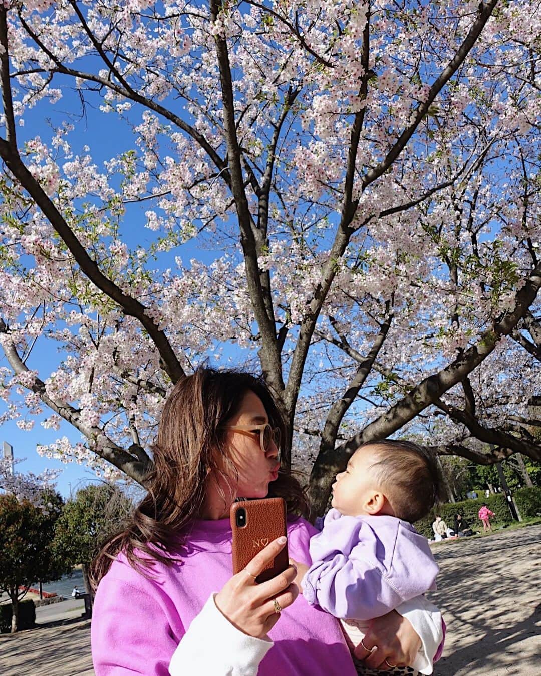 斎藤菜々子さんのインスタグラム写真 - (斎藤菜々子Instagram)「. 🆕iPhone caseは @maisondesabre 📱 Nのイニシャル入り🤍 流行りに乗ってみました✌️ . #maisondesabre #メゾンドサブレ  さ、今日もお家遊びしよーね👶🏼 久々にポカポカ天気いいから屋上遊びでもいいな👶🏼🤍」3月26日 14時24分 - nanacoco.7