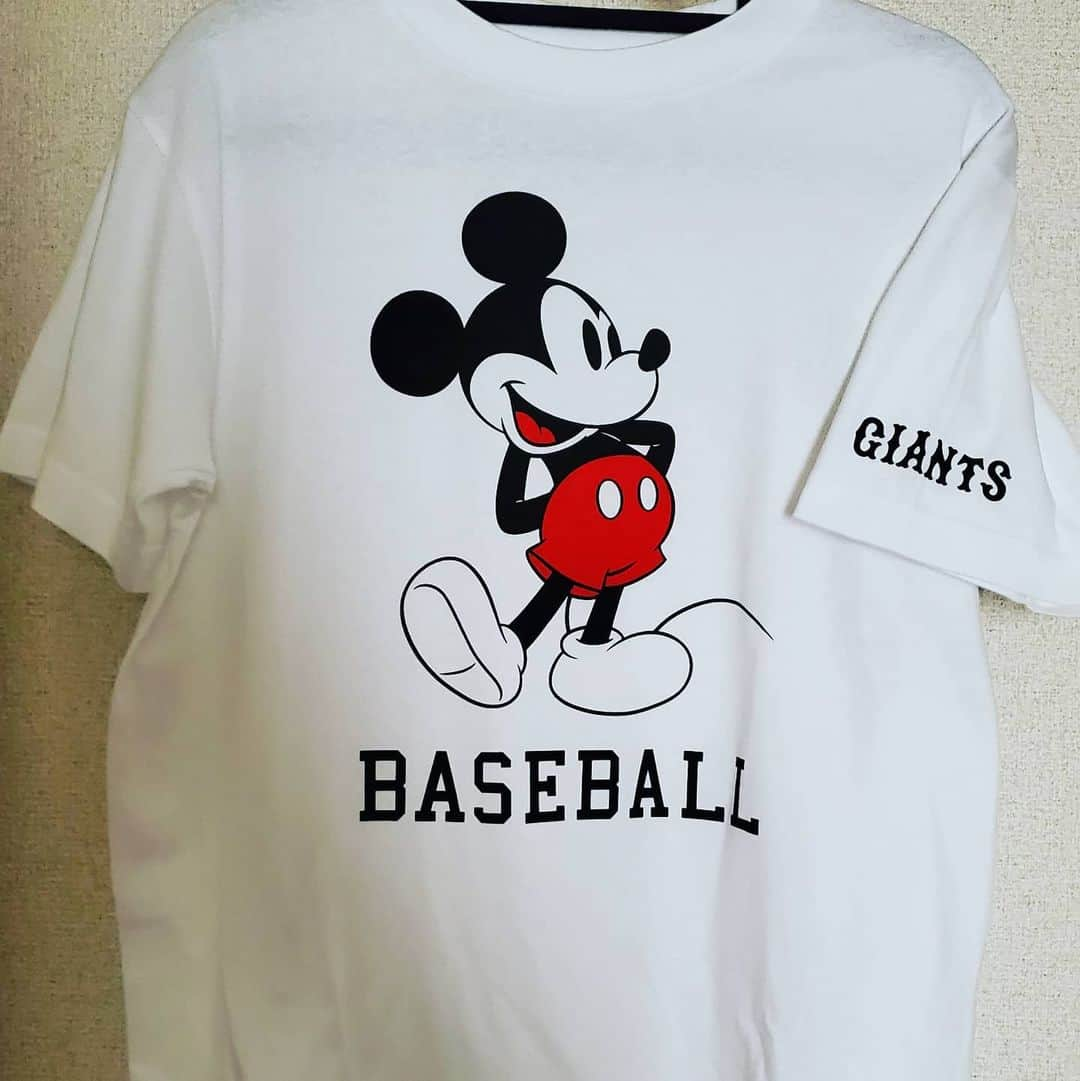 酒井美佳さんのインスタグラム写真 - (酒井美佳Instagram)「このミッキーのTシャツ、 『ジャイアンツ』とのコラボ⚾👕 ★  #ジャイアンツ #ミッキー」3月26日 14時33分 - mika37mika