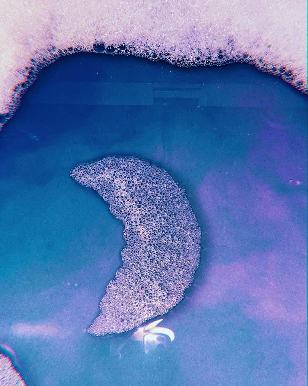 ポニーのインスタグラム：「The bubble moon that is too pretty to see alone🌛」