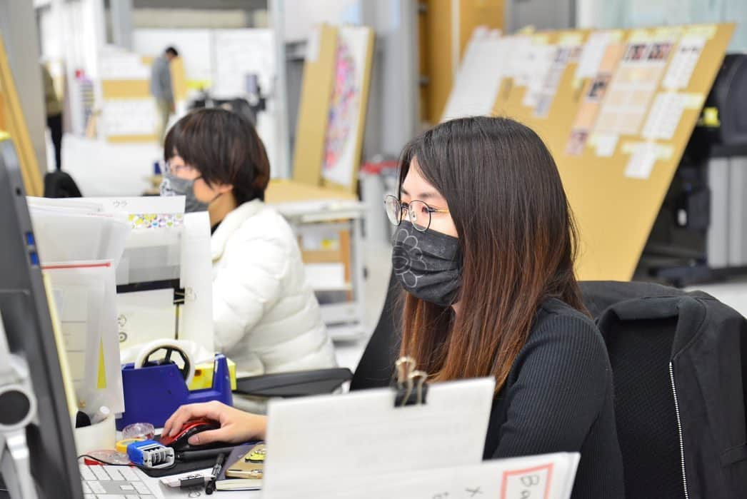 村上隆さんのインスタグラム写真 - (村上隆Instagram)「For the past week, in the bag production department located within my painting studio in Miyoshi, Saitama Prefecture, a team has been working on making masks to be supplied to the Kaikai Kiki staff.  In and around Tokyo we haven’t experienced any lockdowns yet and at my studio in Saitama, just north of Tokyo, we have been making an enormous painting for a major exhibition at the Mori Art Museum @moriartmuseum , titled Stars, which was meant to be an accessible presentation by the Japanese art world aimed at the overseas guests who were to pour into the country for the now-postponed Olympics. I was having a difficult time securing disposable masks for my staff working around the clock, so I decided to make them in-house.  These are washable, reusable masks—though of course washing and drying them takes a bit of work—and they have been distributed among the staff.  The first batch has the flower printed on them. The studio is filled with tension but it seems that some smiles have returned. 🙏🙏🙏 translation: @tabi_the_fat」3月26日 14時48分 - takashipom