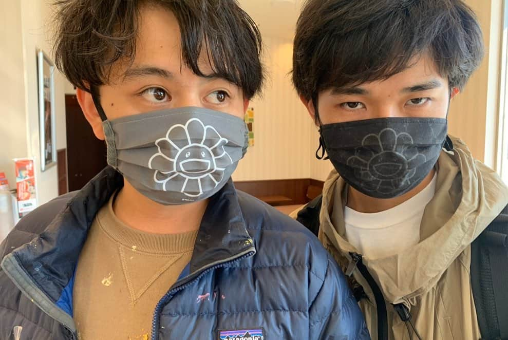 村上隆さんのインスタグラム写真 - (村上隆Instagram)「For the past week, in the bag production department located within my painting studio in Miyoshi, Saitama Prefecture, a team has been working on making masks to be supplied to the Kaikai Kiki staff.  In and around Tokyo we haven’t experienced any lockdowns yet and at my studio in Saitama, just north of Tokyo, we have been making an enormous painting for a major exhibition at the Mori Art Museum @moriartmuseum , titled Stars, which was meant to be an accessible presentation by the Japanese art world aimed at the overseas guests who were to pour into the country for the now-postponed Olympics. I was having a difficult time securing disposable masks for my staff working around the clock, so I decided to make them in-house.  These are washable, reusable masks—though of course washing and drying them takes a bit of work—and they have been distributed among the staff.  The first batch has the flower printed on them. The studio is filled with tension but it seems that some smiles have returned. 🙏🙏🙏 translation: @tabi_the_fat」3月26日 14時48分 - takashipom