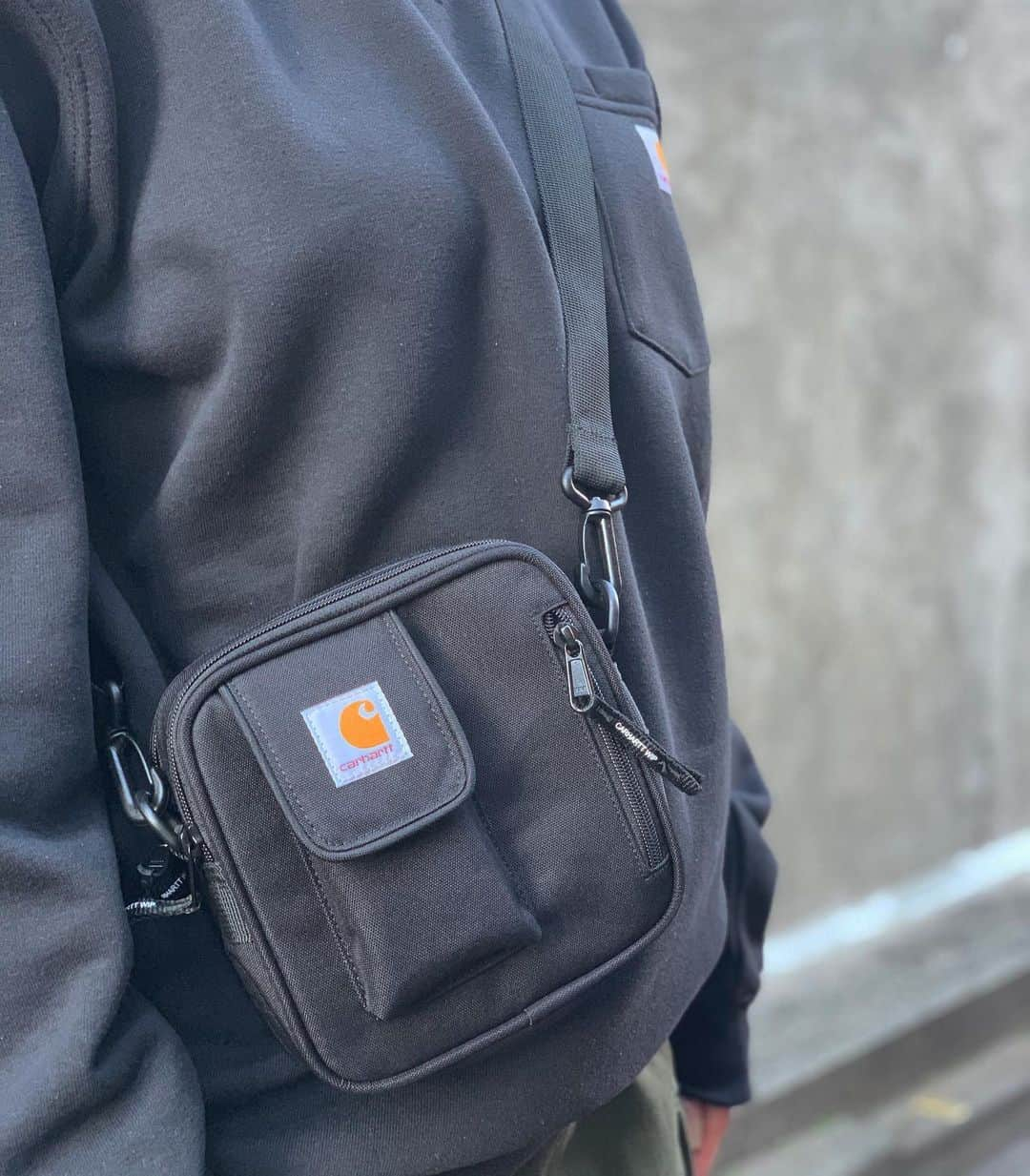 GROW AROUNDさんのインスタグラム写真 - (GROW AROUNDInstagram)「#growaroundnewarrivals  CARHARTT W.I.P ESSENTIAL BAG CARHARTT WIPから使い勝手の良いESSENTIAL BAG再入荷中です👍」3月26日 14時54分 - growaround