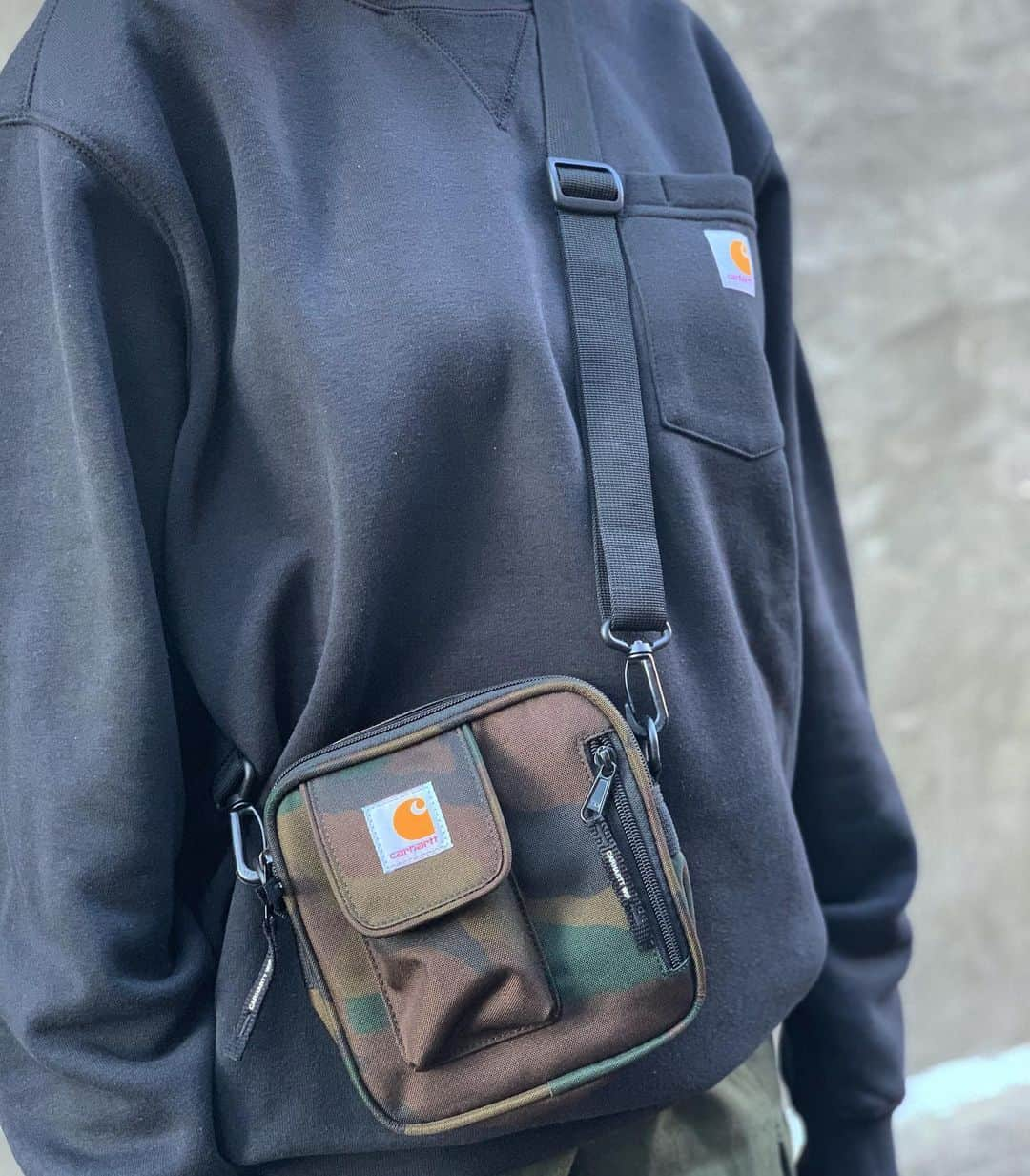 GROW AROUNDさんのインスタグラム写真 - (GROW AROUNDInstagram)「#growaroundnewarrivals  CARHARTT W.I.P ESSENTIAL BAG CARHARTT WIPから使い勝手の良いESSENTIAL BAG再入荷中です👍」3月26日 14時54分 - growaround