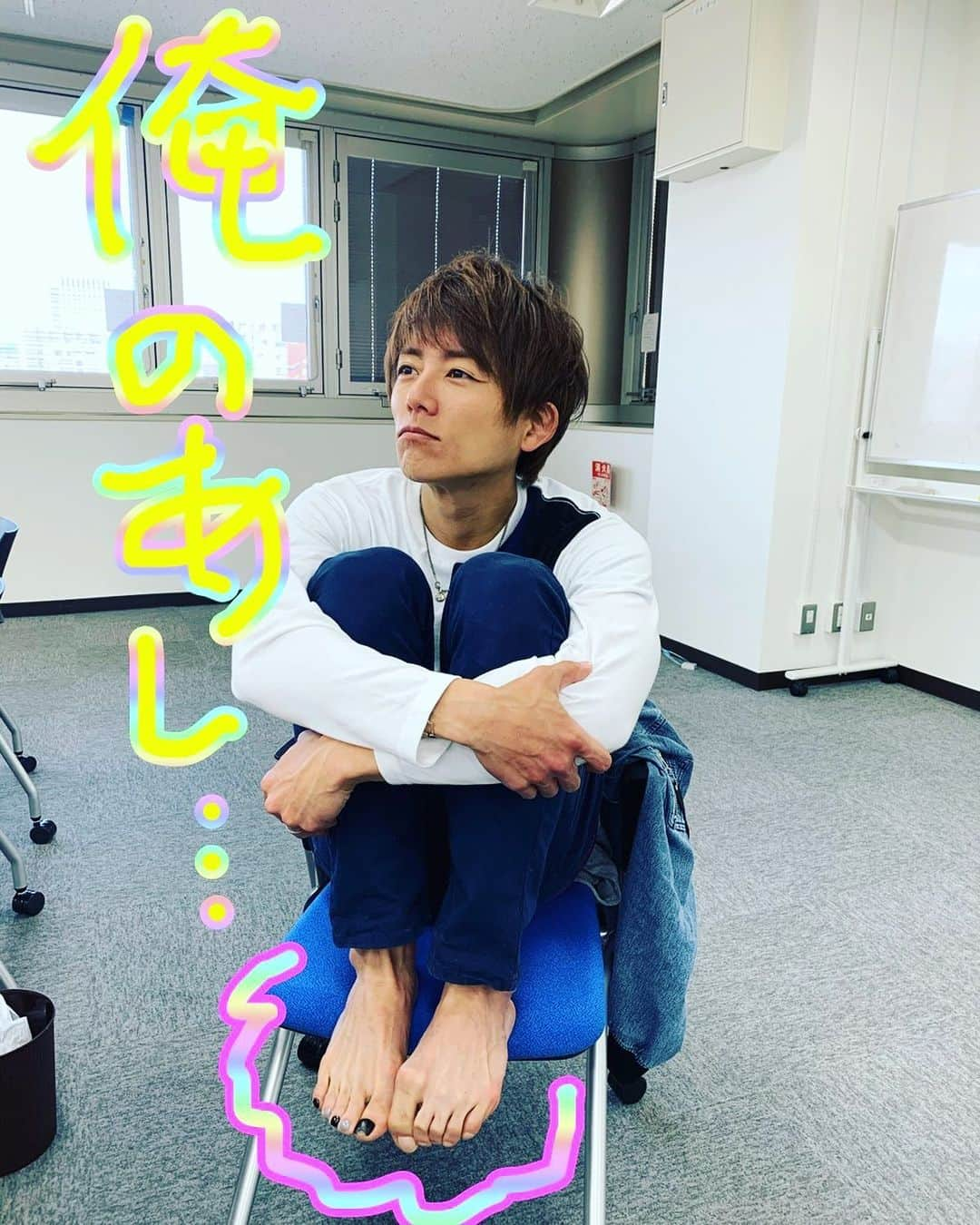 杉浦太陽さんのインスタグラム写真 - (杉浦太陽Instagram)「楽屋で気づいた…  我が家の女子たちに、 足の指貸して〜(^^) っと、ほろ酔いの中、マニキュアされたやつ…w  俺の指がぁぁぁぁぁっ！  帰ったら除光液っ！w  @sugiurataiyou_official  #我が家女子たち #ノンとノア #可愛いいたずら #俺の指がぁぁぁぁw #帰ったら除光液 #楽屋で気づいてよかったw」3月26日 14時56分 - sugiurataiyou_official