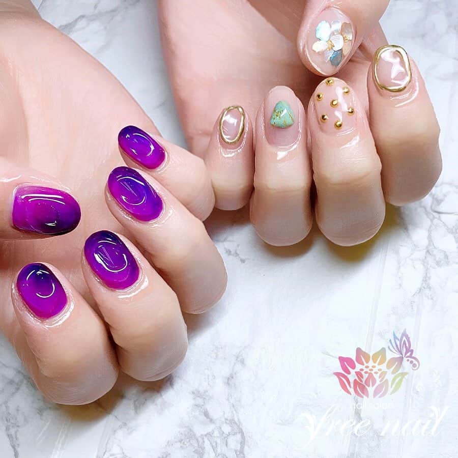 free nail フリーネイルのインスタグラム：「. お客様ネイル💅🏻🌷 . アシメネイル🎭 . クリアで今っぽいオシャレデザイン💜💠✨ . ▶︎▶︎▶︎スワイプして動画も見てね☝︎🎬✨ . ご来店ありがとうございました🙇🏻‍♀️🙇🏻‍♀️🙇🏻‍♀️💗 . #ネイルアート #ジェルネイル #ネイルサロン #大阪ネイルサロン #ネイルデザイン #ネイルチェンジ #アシメネイル #アシンメトリーネイル #ドロップネイル #ニュアンス #シェルネイル #天然石ネイル #クリアネイル #パープルネイル #デザインネイル #トレンドネイル #おしゃれネイル #春ネイル #springnails #nailsart #nailsdid #美甲 #日式美甲 #日式美甲胶 #日本美甲师 #日本美甲老师 #美甲上课 #日本胶 #フリーネイル #freenail」