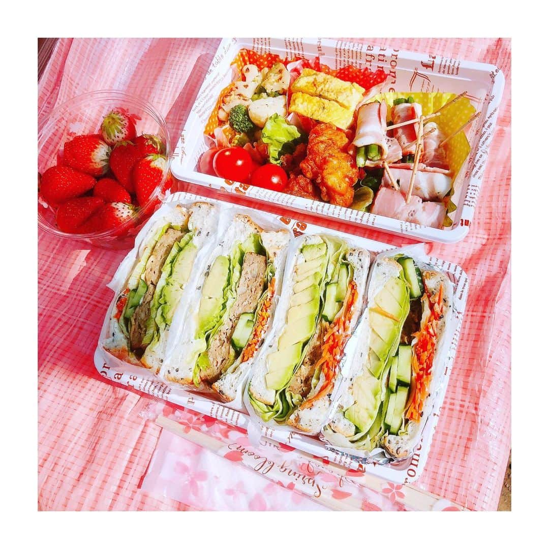 謝村梨帆さんのインスタグラム写真 謝村梨帆instagram お弁当作ってピクニックした 3年ぶりくらいの手作りお弁当 思ったより上出来かな 食べてくれてありがと Sally Kudo お弁当 手作り 女子力 サンドイッチ弁当 クラブサンド ピクニック お花見 お花見