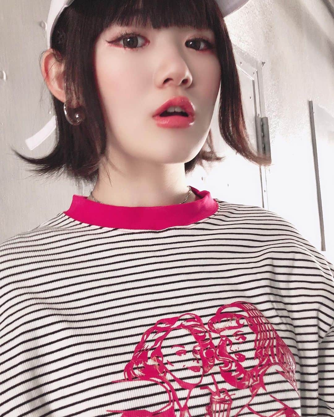 のインスタグラム：「Spring has come!!🍃🌸🐝🌸🍃 Espero que todo esté bien contigo!! #fashion#fashiongram#street#streetfashion#streetstyle#streetscene#red#redcode#white#whitecode#cap#外ハネ#外ハネボブ#jouetie#jouetieコーデ #reverbee#開花宣言#まで#あと#6日」