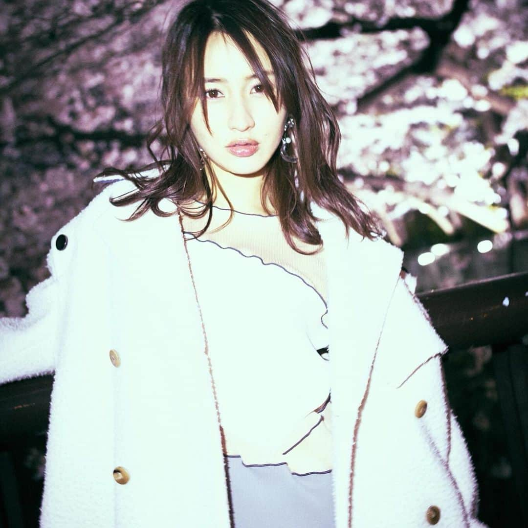 寒川綾奈さんのインスタグラム写真 - (寒川綾奈Instagram)「きょねんの桜の写真でも🌸  photo by @yleo.photo」3月26日 15時20分 - sogawaayana