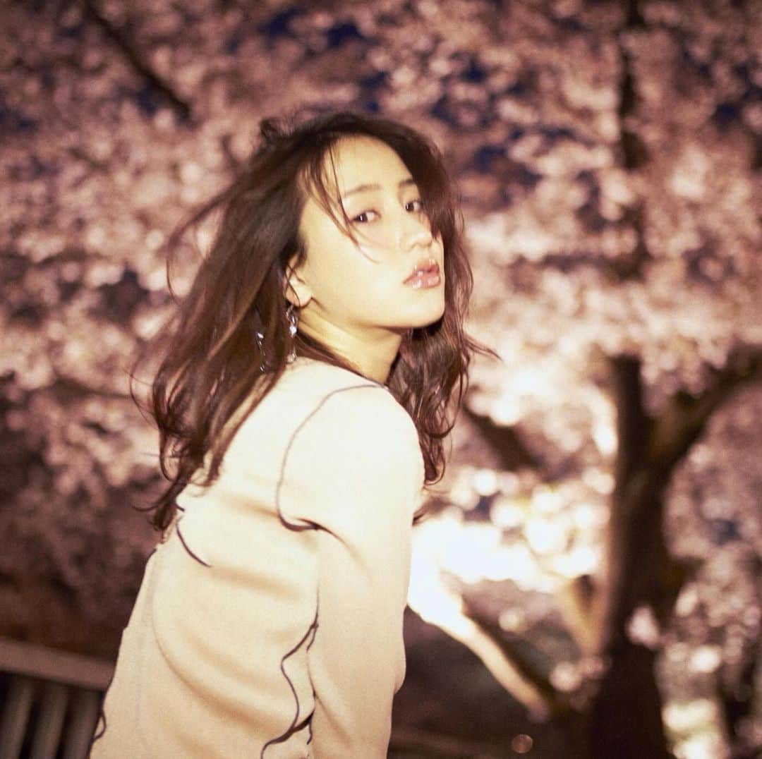 寒川綾奈さんのインスタグラム写真 - (寒川綾奈Instagram)「きょねんの桜の写真でも🌸  photo by @yleo.photo」3月26日 15時20分 - sogawaayana