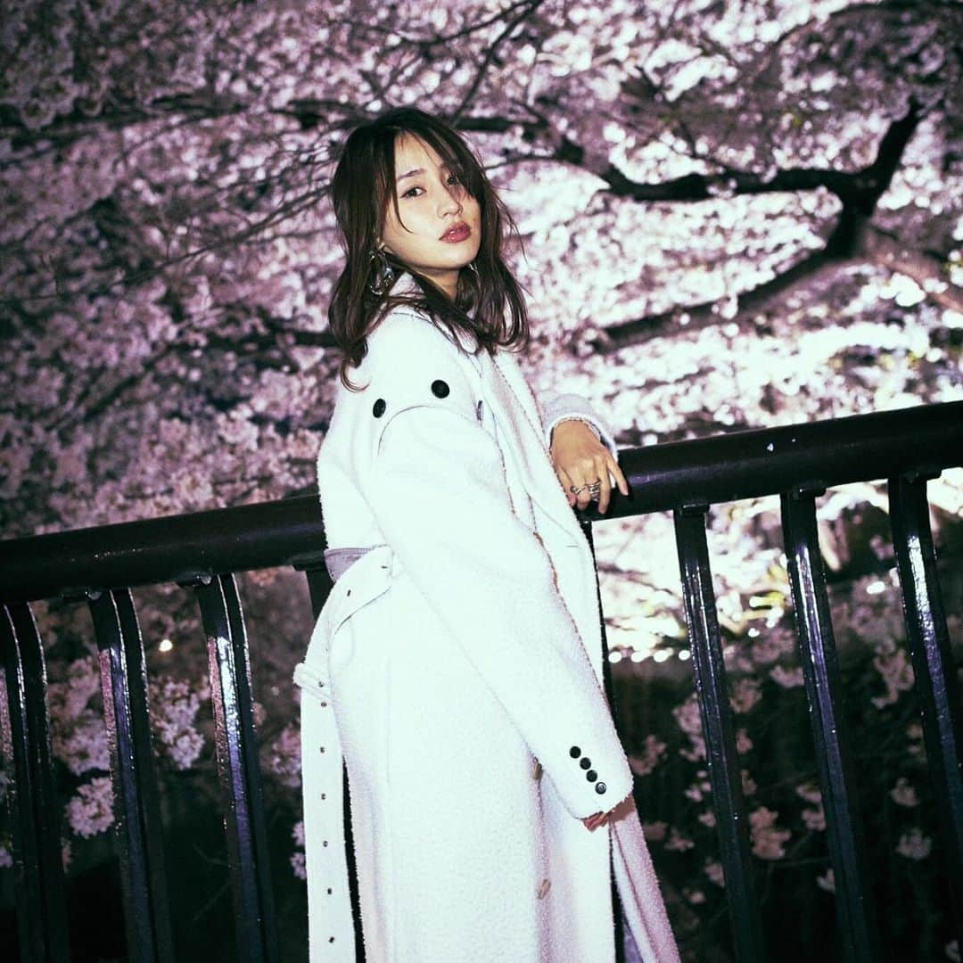 寒川綾奈さんのインスタグラム写真 - (寒川綾奈Instagram)「きょねんの桜の写真でも🌸  photo by @yleo.photo」3月26日 15時20分 - sogawaayana