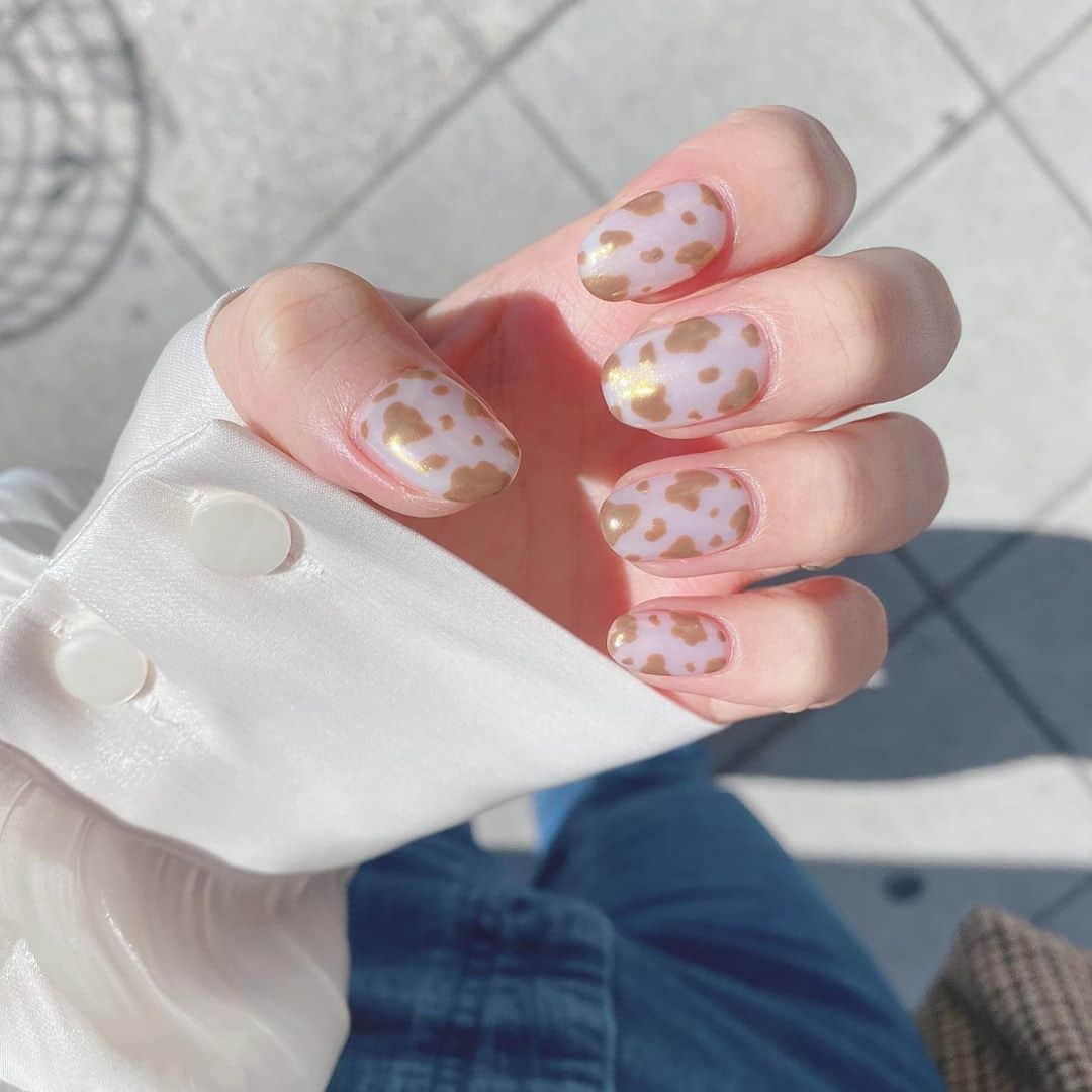 安中亜美さんのインスタグラム写真 - (安中亜美Instagram)「ㅤㅤㅤㅤㅤㅤㅤㅤㅤㅤㅤㅤㅤ この間ネイルを変えてもらったよ💅 久しぶりにデザイン入れて単色も好きやけど やっぱデザインもいいなぁ！と😌 爪が可愛いと一日に何回も爪見てにやけてまう🌸 ㅤㅤㅤㅤㅤㅤㅤㅤㅤㅤㅤㅤㅤ 爪の形って生まれ持ったものと思ってたけど @seepbeauty 通い出して爪の形が綺麗になって 指も長く見えるしネイルも映えるし大満足🥺❤️ ㅤㅤㅤㅤㅤㅤㅤㅤㅤㅤㅤㅤㅤ 本当いつもありがとうございます🙏 この日はネイルの後みんなでご飯も行けたし 楽しい1日でした〰️❤︎❤︎❤︎ ㅤㅤㅤㅤㅤㅤㅤㅤㅤㅤㅤㅤㅤ #newnail#nail#springnail#ネイル#春ネイル#春#爪#デザイン#爪矯正#爪ケア #爪の形 #爪育成」3月26日 15時31分 - amitwinsworld