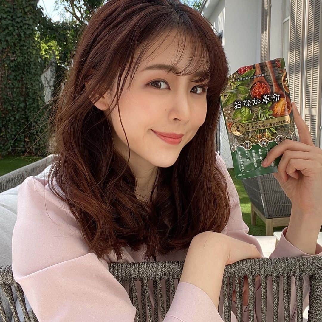 のインスタグラム：「モデルの加治ひとみさんが、、 スワイプしてね▶︎▶︎▶︎ ・ ・ ・ ・ ・ 深イイ話で 腸活が美ボディ&美肌の秘訣！ と先日言っていて、 いてもたってもいられず、 とりあえずサプリから始めてみることにしました✊🔥 ・ ・ ということで、 @コスメ1位の @onakakakumei  1ヶ月チャレンジしてみます🕺🌟 ・ ・ ・ 色々調べると 免疫力の70%は腸が司っているそう✍️✨ ・ ・ 内側のケアってなかなか目に見えなくて しっかりしてこなかったことに後悔したけど これからが勝負だぞ！！ と思って頑張ります🐶✨ ・ ・ ・ ・ ちなみに、 初回購入の場合 注文した個数の2倍プレゼントっていう キャンペーン今やってるみたいなので もし腸活一緒にやりたい方いたら是非！✨ 切磋琢磨！✨✨ 一緒に頑張りましょ🙋‍♀🤝💓️💓笑 ・ ・ #おなか革命 #腸活 #腸内環境 #免疫力強化 #supported #りーまる美容 ・ ・ ・ ・ #美容垢 #美ボディ#ダイエット#きれいになりたい#美容好きな人と繋がりたい#美容垢#加治ひとみ ・ ・  #りーまる #サロモ #サロンモデル #インフルエンサー #フリーモデル#撮影データ #撮影モデル募集 #広告モデル #韓国コーデ#ヘアアレンジ #ポートレートモデル #被写体#カメラマンさんと一緒繋がりたい #ポートレートしま専科 #女子力アップ#プチプラコーデ」