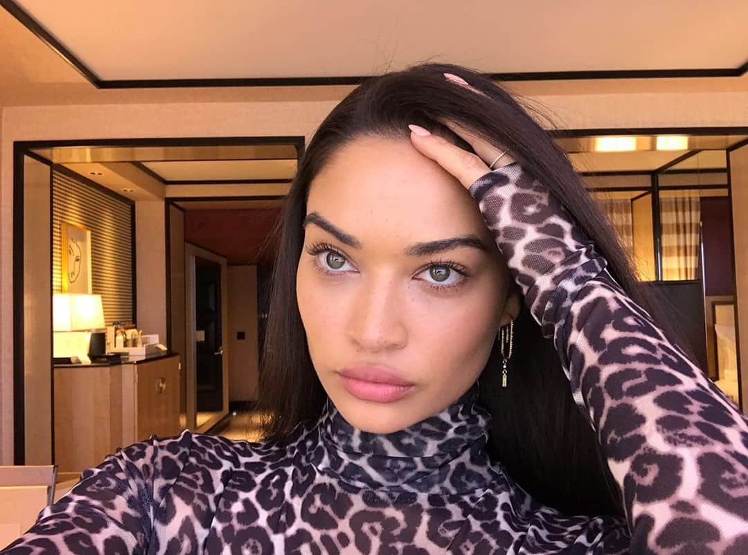 シャニーナ・シャイクのインスタグラム：「Scrolling through photo memories... this was taken this time last year. I was gearing up for festival season 🐾」